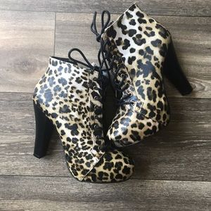 Ankle boots!! Leopard print like new!!